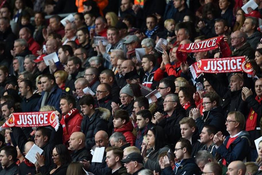 I tifosi del Liverpool ad Anfield in memoria della tragedia di Hillsborough. Afp